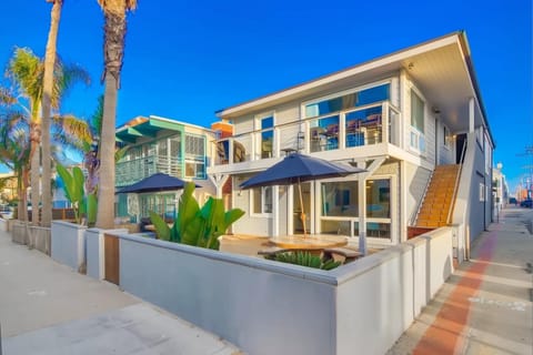 South Shore Dream with Ocean View, Large Patio, BBQ House in Mission Beach