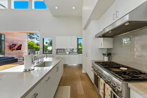 Luxury Stay with Pool, Spa, Fire Pit, Outdoor Lounge & Stunning Ocean Views, Encinitas Retreat House in Encinitas