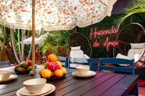 Patio, Day, Dining area