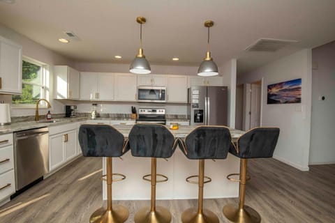 Kitchen or kitchenette, Seating area, Dining area, dishwasher, minibar, oven, stove