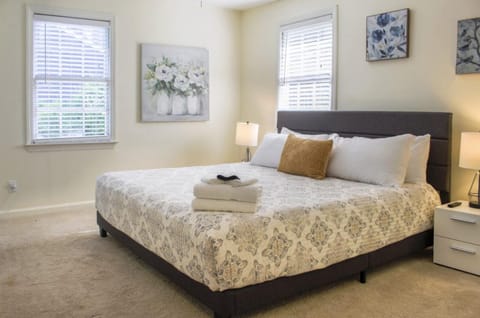 Bed, Photo of the whole room, Bedroom, towels