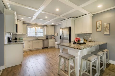 Coffee/tea facilities, Kitchen or kitchenette, dishwasher, oven, stove, toaster