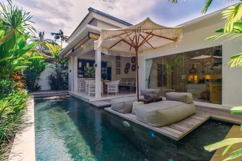 Property building, Garden, Seating area, Garden view, Pool view, Swimming pool, sunbed