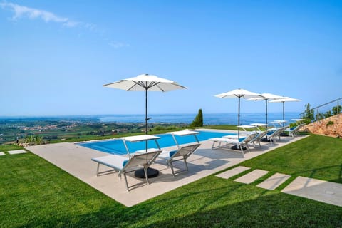 Balcony/Terrace, Pool view, Sea view, Swimming pool, Swimming pool, sunbed