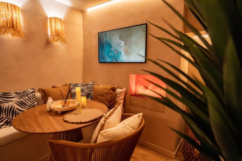 Communal lounge/ TV room, TV and multimedia, Living room, Seating area, Dining area