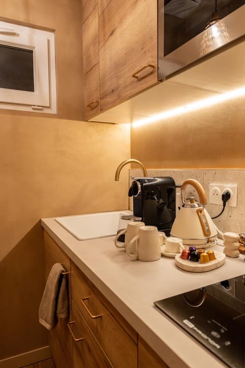 Coffee/tea facilities, Kitchen or kitchenette, stove, toaster