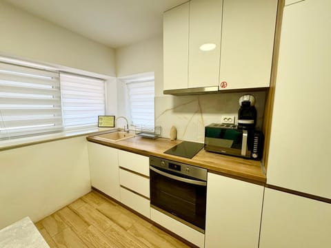 Coffee/tea facilities, internet, microwave, oven, stove, kitchen, air conditioner