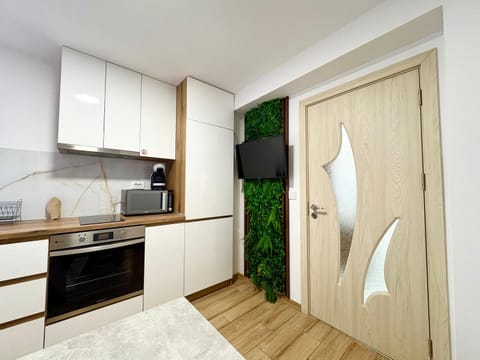 TV and multimedia, Coffee/tea facilities, internet, microwave, oven, kitchen, air conditioner