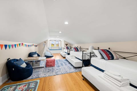 Double Game Rooms! - 4BR Only 7 Min to Ark House in Williamstown