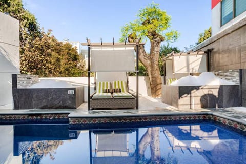 Loft lujo estilo y diseño, alberca con calefacción y amplia cama para alberca, disfruta dos jacuzzis premium con agua caliente y sistema de hidromasaje para tu uso exclusivo, terraza privada con asador, WiFi gratis y muchas amenidades mas! Apartment in Cuernavaca