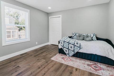 Modern Renovated 3-Bed Near Ann Arbor & Ypsilanti Apartment in Ypsilanti