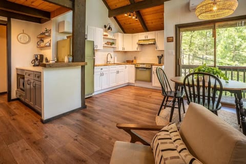 Kitchen or kitchenette, Living room, Seating area, Dining area, dishwasher, minibar, oven, pet friendly, pet friendly, stove