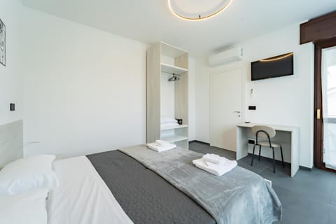 Bed, TV and multimedia, Photo of the whole room, Bedroom, towels, air conditioner