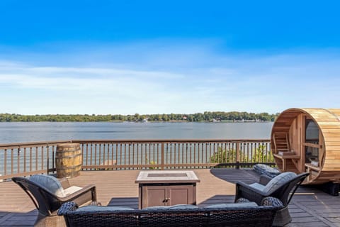 New Renovated 5BD Home with Hot Tub Sauna & Game Rm House in Jeffersonville