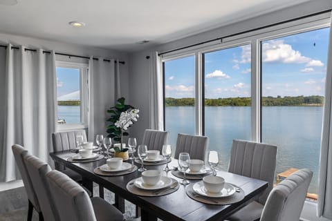 New Renovated 5BD Home with Hot Tub Sauna & Game Rm House in Jeffersonville