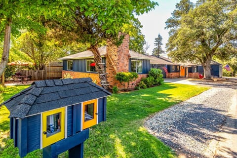 Property building, Neighbourhood, Library, Street view