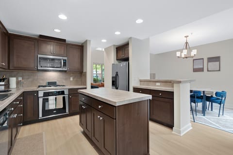 Charming Hillsboro Condo with Pool and Gym Apartment in Hillsboro