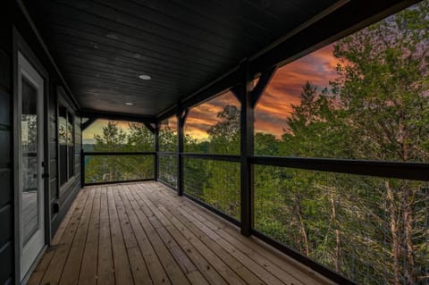 Moonwalking Bear- Perfect Fall Cabin Stay Cabin in Sevierville