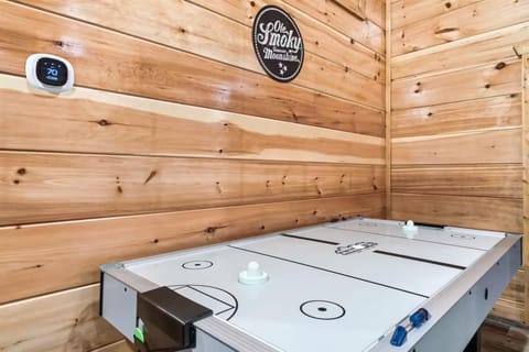 Moonwalking Bear- Perfect Fall Cabin Stay Cabin in Sevierville