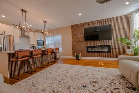 Luxury Stylish 3BR Home Minutes from Downtown Apartment in Rogers Park