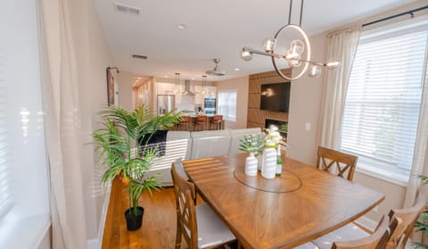 Luxury Stylish 3BR Home Minutes from Downtown Apartment in Rogers Park