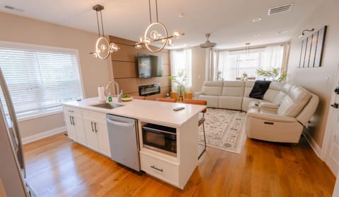 Luxury Stylish 3BR Home Minutes from Downtown Apartment in Rogers Park