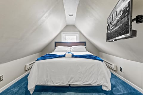 Bed, TV and multimedia, Photo of the whole room, Bedroom