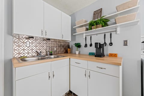 Kitchen or kitchenette, dishwasher, stove