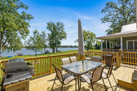 Family-Friendly Lakehouse with Firepit and Dock House in Warsaw