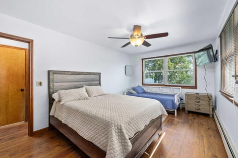 Family-Friendly Lakehouse with Firepit and Dock House in Warsaw