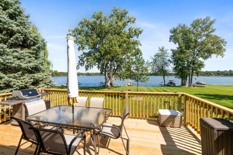 Family-Friendly Lakehouse with Firepit and Dock House in Warsaw