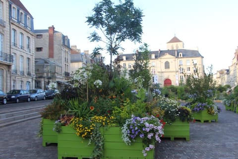 Restaurant/places to eat, City view, Shopping Area