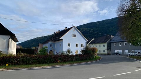 Property building, Day, Neighbourhood, Natural landscape, Mountain view, Street view, Location, Parking