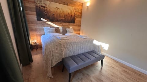 Bed, Photo of the whole room, Bedroom, Street view, towels