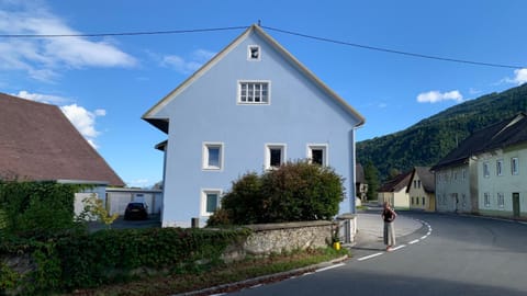 Property building, Day, Neighbourhood, Natural landscape, Mountain view, Street view
