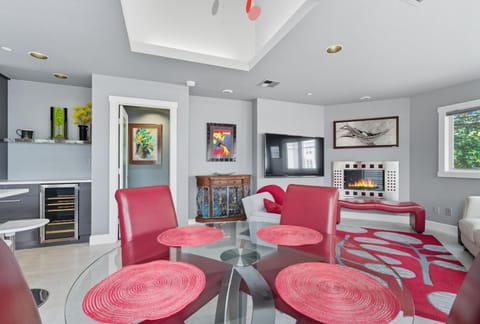 Modern Upper Level Duplex Dt Vancouver House in Vancouver