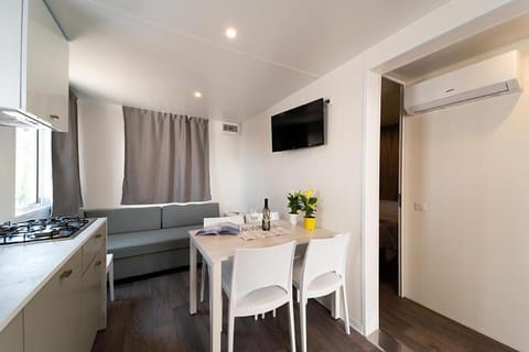 TV and multimedia, Kitchen or kitchenette, Living room, air conditioner