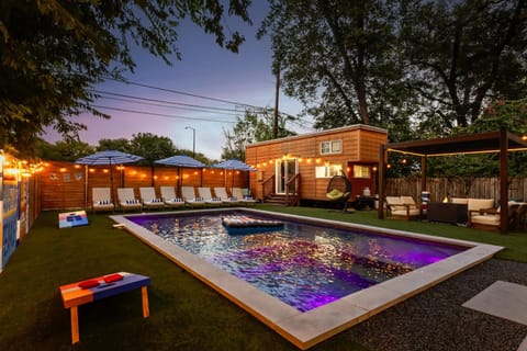 Luxury Downtown Retreat with Pool and Hot Tub, 6Bdr House in Austin