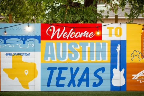 Luxury Downtown Retreat with Pool and Hot Tub, 6Bdr House in Austin