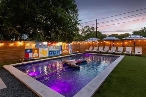 Luxury Downtown Retreat with Pool and Hot Tub, 6Bdr House in Austin