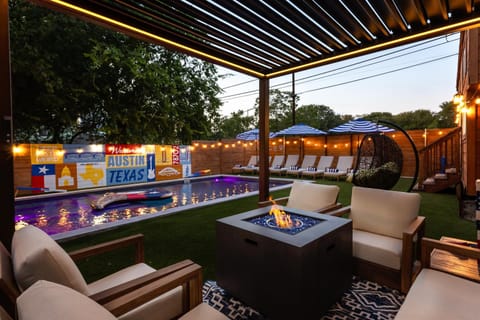 Patio, Seating area, Evening entertainment, Pool view, Swimming pool