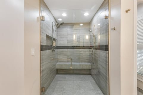 Hoosier Estate - Steps to IU House in Bloomington