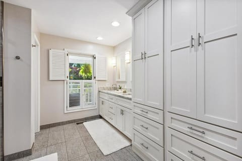 Hoosier Estate - Steps to IU House in Bloomington