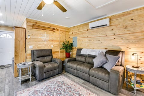 Cottage Close to Caves and Trails in Hocking Hills! House in Falls Township