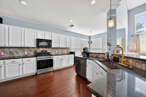 San Antonio Oasis Hot Tub & Pool Access home House in San Antonio