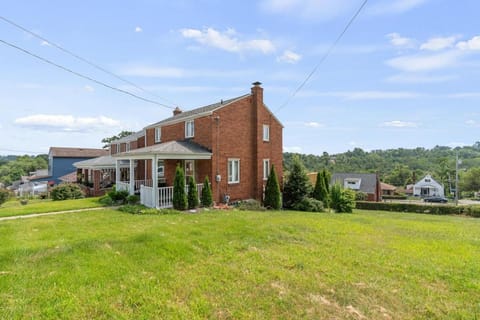 Cozy 2BR Retreat with Deck, AC, Garage - Pet Friendly House in Pittsburgh