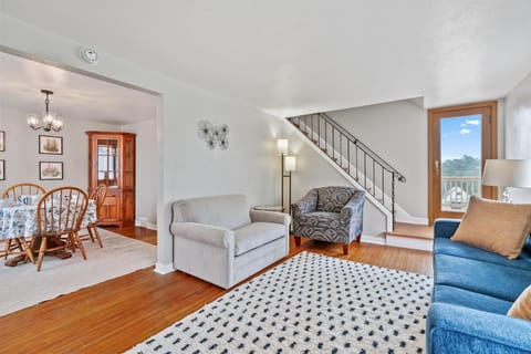 Cozy 2BR Retreat with Deck, AC, Garage - Pet Friendly House in Pittsburgh