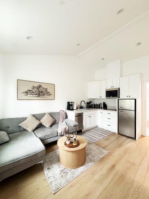 Kitchen or kitchenette, Living room, Seating area, pet friendly, stove, toaster