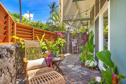 Ocean View Cottage Wlk To Poipu & Brenneckes Beach House in Poipu