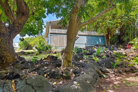Ocean View Cottage Wlk To Poipu & Brenneckes Beach House in Poipu